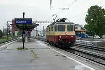 Die Re 4/4 II 11393 aus dem Jahre 1984 von IRSI mit TEE-Anstrich. Die frisch revidierte Re 421 393-0 auf der Fahrt von Balsthal nach Aarberg als Lokzug am 30. April 2020 anlässlich der Bahnhofsdurchfahrt Busswil.
Dieser 30. April war für die TEE-Lok ein ganz besonderer Tag trotz starkem Regen. Erstmals war sie mit einem imposanten Güterzug von Aarberg nach Islikon unterwegs.
Foto: Walter Ruetsch