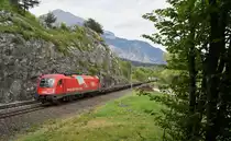 Infolge der coronabedingt gestrichenen EC-Verbindungen München – Italien kamen die ÖBB-Maschinen der Reihe 1216.0 bei anderen Leistungen zum Einsatz. So war die  Flaggenlok  1216 015-8 am 24. April 2020 mit einer RoLa auf dem Weg vom Brenner nach Wörgl Terminal West. Bei Jenbach entstand die Aufnahme des coronabedingt recht schwach ausgelasteten Zuges. 
