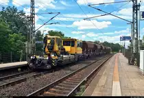 Ungewöhnlicher Anblick:
Robel Gleiskraftwagen BAMOWAG 54.22 der DB Netz AG durchfährt mit sechs Schüttgutwagen den Hp Magdeburg Herrenkrug auf der Bahnstrecke Berlin–Magdeburg (KBS 201) Richtung Biederitz.
(Smartphone-Aufnahme)
[24.6.2020 | 13:29 Uhr]