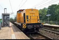 293 010-5 (Lok 8 | 710 964-8 | 110 964-4 | DR V 100.5) der DB Bahnbau Gruppe GmbH durchfährt mit zwei Flachwagen den Hp Magdeburg Herrenkrug auf der Bahnstrecke Berlin–Magdeburg (KBS 201) Richtung Magdeburg-Neustadt.
Aufgenommen im Gegenlicht.
(Smartphone-Aufnahme)
[24.6.2020 | 13:33 Uhr]