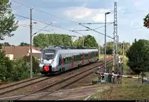 9442 604 (Bombardier Talent 2) der Abellio Rail Mitteldeutschland GmbH als RE 74732 (RE8) von Halle(Saale)Hbf nach Leinefelde fährt in Zscherben, Angersdorfer Straße, auf der Bahnstrecke Halle–Hann. Münden (KBS 590).
Die rechts im Bild erkennbare Anrufschranke soll noch im Juli ersatzlos abgebaut werden.
[26.6.2020 | 18:13 Uhr]