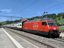 Re 460 016  Rohrdorferberg - Reusstal  am 4.6.20 mit dem IC 8 nach Brig bei der Durchfahrt in  Mülenen.