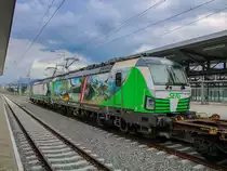 Graz. Nachschuss: Ein EVU, welches sich selten in der steirischen Landeshauptstadt blicken lässt, ist die SETG (Salzburger Eisenbahn und Transport). Die Lok zog am 03.07.2020, gemeinsam mit einer anderen Vactron von ELL einen Containerzug von Graz Kalsdorf in Richtung Norden, hier in Graz Don Bosco.