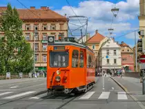 Graz. Nachschuss Um für die Saison 2020 im Tramway Museum Graz genug Personal zu haben, fand am 04.07.2020 eine Fahrschulfahrt mit Oldtimer 251 statt. Den ehemaligen Arbeitswagen konnte ich hier auf der Hauptbrücke ablichten.