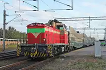 Blick auf Dv12 2751, als diese am Abend des 09.07.2019 drei Gfot Autotransportwagen an den Zugschluss vom Nacht-IC 266 (Rovaniemi - Helsinki) im Bahnhof von Oulu rangierte, und wartete nun auf Gleis 3 darauf wieder zurück in den Güterbahnhof zu rangieren.