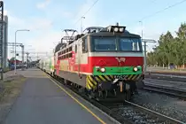 Am Abend des 09.07.2019 stand Sr1 3052 mit dem Nacht-IC 266 (Rovaniemi - Helsinki) auf Gleis 3 im Bahnhof von Oulu und wartete, nachdem die drei Autotransportwagen am Zugschluss dran rangiert wurden, auf die Ausfahrt in Richtung Landeshauptstadt.