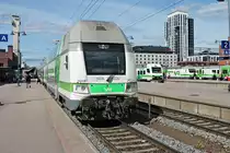 Blick auf den VR IC-Steuerwagen 28626, als dieser am Nachmittag des 10.07.2019 zusammen mit der Sr2 3233 am Zugschluss als IC 24 (Oulu - Helsinki) auf Gleis 1 im Bahnhof von Tampere stand und auf die Ausfahrt in Richtung Zielbahnhof wartete.