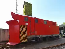 Der Schneepflug Meiningen SPM 412 (80-80-970 5 003-9) steht auf dem Gelände des Lokschuppens Pomerania. (Juni 2020)