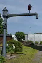 Ein Wasserkran war Mitte Juni 2020 etwas abseits vom Lokschuppen Pomerania in Pasewalk zu sehen.