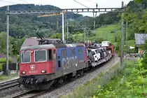 Re 420 314-7 ist am 03.07.2020 unterwegs von Basel nach Lupfig und hat nigelnagelneue VW's am Haken. Aufgenommen in Villnachern AG an der Bözberg Südrampe.