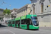 Be 4/6 Flexity 6002, auf der Linie 15, fährt den Steinenberg hoch zur Haltestelle Bankverein. Die Aufnahme stammt vom 28.05.2020.