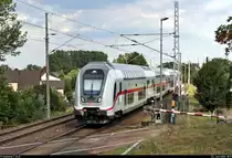 Nachschuss auf DBpbzfa 668.2 mit Zuglok 146 557-4 DB als umgeleiteter und verspäteter IC 1959 (Linie 51) von Düsseldorf Hbf nach Leipzig Hbf, der die Anrufschranke in Zscherben, Angersdorfer Straße, auf der Bahnstrecke Halle–Hann. Münden (KBS 590) passiert.
Grund für die Umleitung sind Gleiserneuerungen zwischen Weimar und Apolda vom 1.6. bis 6.9.2020.
[26.6.2020 | 18:19 Uhr]