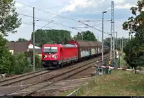 Gemischter Gz mit 187 134-2 DB passiert die Anrufschranke in Zscherben, Angersdorfer Straße, auf der Bahnstrecke Halle–Hann. Münden (KBS 590) Richtung Teutschenthal.
[26.6.2020 | 18:36 Uhr]