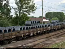 Blick auf einen vierachsigen Flachwagen mit Seitenborden der Gattung  Res  (31 80 3940 676-0 D-DB) der DB, beladen mit Stahldrahtrollen, der in einem gemischten Gz mit 187 134-2 DB eingereiht ist und die Anrufschranke in Zscherben, Angersdorfer Straße, auf der Bahnstrecke Halle–Hann. Münden (KBS 590) Richtung Teutschenthal passiert.
[26.6.2020 | 18:36 Uhr]