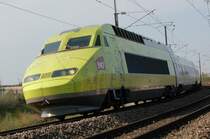 Am 13.04.2007 hat der TGV 503 den Bahnhof Luxemburg soeben mit Fahrtziel Paris-Est verlassen. Der gelbgr�ne TGV weist eine interessante Beklebung auf mit skizzierten Streckenabschnitten, die zu symbolisierten Menschen vervollst�ndigt wurden. Ganz schwach unterlegt wird das Gesamtkunstwerk von den St�dtenamen, die auf der TGV-Strecke liegen.