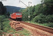 155_243 mit Silberlingen auf der Kbs 840 zwischen Lauenstein und Ludwigsstadt im Juli 1992 unterwegs. ( Die Frankenwaldbahn wurde nach dem Krieg teilweise auf eingleisig zur�ckgebaut 2-Gl blieb nur das St�ck zwischen Pressig und Ludwigsstadt, Nach der Wende wurde zwischen Hochstadt-Markzeuln u. Saalfeld wieder alles auf 2. Gl gebaut. 