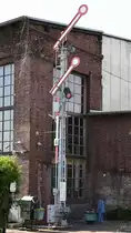 Ein altes Formsignal war Mitte Juni 2020 vor dem Lokschuppen Pomerania in Pasewalk zu sehen.