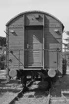 Ein alter Wohnwagen stand Mitte Juni 2020 in der Nähe des Lokschuppens Pomerania Pasewalk.