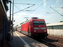 Seit 3 Wochen dient 101 117-0 auf der IC-Linie 51 aus. Hier ist sie vor IC 2455  Pommersche Bucht  nach Ostseebad Binz.(LBGK am 21.07.2007)