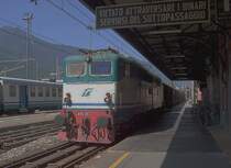 E 645-367 f�hrt mit G�terzug am 17.07.2007 durch den Bahnhof Sondrio in Richtung Tirano. 
