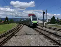 BLS - RE von Biel nach Lyss - Bern Triebzug RABe 515 022 bei der Durchfahrt im Bahnhof Busswil am 05.07.2020