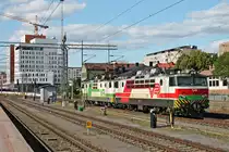 Nachschuss auf Sr1 3007, als diese am Nachmittag des 10.07.2019 zusammen mit Sr1 3098 aus Richtung Süden kommend in den Bahnhof von Tampere einfuhr.