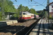 Auf ihrer Rückfahrt von Stuttgart kommend ist
112 268 9180 6113 268-7 D-TRAIN von TRI am Abend des 5.Juli 2020 wieder in Neckargerach abgelichtet worden. Hier ist sie nun mit vier N-Wagen, wovon der dritte Wagen ein Wittenbergesteuerwagen ist, gen NRW  unterwegs. 