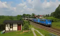 Eigentlich schon eine beliebte Fotostelle, aber bei einem Zug wo gleich mal 3 Loks sind nimmt man die gerne an. Hier mit einem Presskesselzug von Hof gen Norden. Mit der 140 007, 140 009 und der 246 011 bei Jössnitz auf dem Gegengleis. Eingefangen am 19.06.2020 