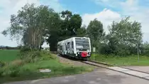 Auf seiner Fahrt gen Wörlitz ist DWE 27756 mit 672 913 kurz vor dem Bedarfshalt  Dessau-Adria . 
Im Hintergrund ist die BAB9 zu erkennen.

Dessau, der 04.07.2020 