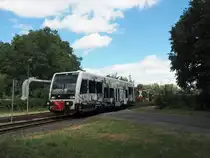 Leider etwas Pech mit der Wolkenlotterie gehabt.
Auf seiner Fahrt von Wörlitz nach Dessau ist DWE 27759 mit 672 913 kurz vor dem Ziel. 
Die hinteren Gleise bilden die Einfahrt zum ehem.  Waggonbau  bzw. der  Großen Halle , wo ein örtlicher Eisenbahnverein beheimatet ist.

Dessau, der 05.07.2020 