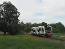 Auf seiner Fahrt gen Wörlitz ist DWE 27760 mit 672 913 an einem bewölkten Samstag Nachmittag kurz vor dem Bedarfshalt  Dessau-Waldersee , hier auf Höhe der  Jonitzer Mühle .

Dessau, der 04.07.2020 