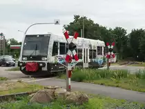 Auf seiner Fahrt gen Wörlitz ist DWE 27762 mit 672 913 kurz nach dem Start Dessau Hbf hier beim Überqueren der B184. 
Hinter dem Standort des Photographen ist der ehem.  Waggonbau .

Dessau, der 04.07.2020 