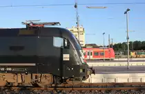 Fahrzeugspitzen von der Seite am 30.06.2020 in Heilbronn Hbf. 182 530 und ein Quietschie, beide im Abellio-Ersatzverkehr für nicht gelieferte Talent 2 durch Bombardier. 