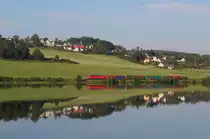 ER 53140 von Zwickau nach Oelsnitz hier an der Talsperre Pirk am 26.06.2020 mit 232 280 und kunterbunten Coils. 