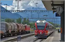 S1 1512 nach Schiers mit ABe 4/16 3101 kreuzt in Untervaz-Trimmis den 5737 nach Ilanz mit der Ge 4/4 I 610  Viamala . (18.06.2020)