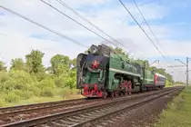 Die Dampflok P36-0120 mit einem Touristenzug nach Tula zwischen Bahnhöfe Moskau-Kurskaja und Ljublino  am 25. Mai 2019.