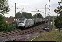 Kesselzug mit 187 506-1 der Akiem S.A.S., vermietet an die CTL Logistics GmbH, passiert die Anrufschranke in Zscherben, Angersdorfer Straße, auf der Bahnstrecke Halle–Hann. Münden (KBS 590) Richtung Teutschenthal.
[26.6.2020 | 18:58 Uhr]