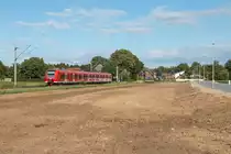 425 024 der Deutschen Bahn AG war am 06. Juli 2020 als Regionalbahn 11186 von Aachen Hauptbahnhof über Lindern nach Heinsberg (Rheinl.) unterwegs, hier in Höhe des Neubaugebietes in Heinsberg-Porselen.
