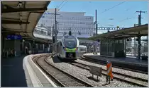 Als ich sah, was da in Lausanne auf Gleis 2 stand war es schon (fast) zu spät, und so konnte ich den neuen BLS Flirt 4 RABe 528 bei seiner Abfahrt nur noch wenig vorteilhaft fotografieren. 

5. Juli 2020