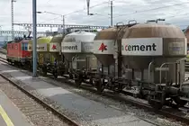 Die Re 430 351-7 mit einem Zementzug in Zofingen am 6. Juli 2020.
Besondere Beachtung gilt den drei nostalgischen Zementwagen, eingereiht hinter der Lok.
Foto: Walter Ruetsch
