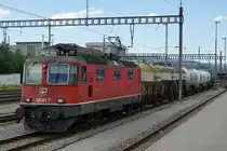 Die Re 430 351-7 mit einem Zementzug in Zofingen am 6. Juli 2020.
Besondere Beachtung gilt den drei nostalgischen Zementwagen, eingereiht hinter der Lok.
Foto: Walter Ruetsch
