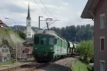 KIESZUG VON MAKIES AG GETTNAU
mit zwei ehemaligen SOB BDe 4/4 an beiden Enden
bei Wolhusen am 10. Juli 2020 vor der prächtigen Kulisse der Katholischen Kirche St. Andreas.
Fotostandort öffentlich zugänglicher Fussweg einer Wohnsiedlung, Bildausschnitt Fotoshop.
Foto: Walter Ruetsch