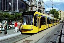 Tw 2018 am Westbahnhof (Nyugati p�lyaudvar) am 8. Juli 2007. Die Linien 4 und 6 befahren die wichtigste Budapester Stra�enbahnstrecke, den Gro�en Ring vom Moszkva t�r �ber die Margit h�d, die Ringstra�e und die Pet�fi h�d, wo sie sich verzweigen.