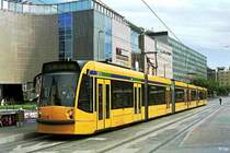 ... ist der lang! Combino Supra NF12B 2018 auf dem Sz�na t�r (8. Juli 2007). Siemens lieferte 2006/2007 40 der 54 m langen Wagen, die mit dem klassischen Combino nicht mehr viel zu tun haben. Sie werden auf den Linien 4 und 6 eingesetzt.