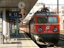 1042 020 mit Schlierengarnitur am 13.7.2007 in Linz Hbf zur Abfahrt als Regionalzug nach Kirchdorf bereitgestellt