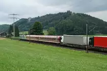 BLS Re 485 006 vor zwei unpassenden und noch gewöhnungsbedürftigen Begleitwagen mit ROLA Freiburg i.B.-Lötschberg/Simplon-Novara zwischen Riedtwil und Wynigen am 15. Juli 2020.
Wegen der Einhaltung der CORONA Abstandsregeln müssen diese Züge mit zwei Begleitwagen geführt wagen. Zu diesem Zweck wurden zusätzliche Wagen angemietet.
Foto: Walter Ruetsch 