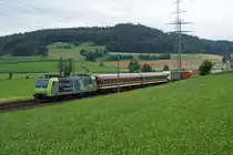 BLS Re 485 006 vor zwei unpassenden und noch gewöhnungsbedürftigen Begleitwagen mit ROLA Freiburg i.B.-Lötschberg/Simplon-Novara zwischen Riedtwil und Wynigen am 15. Juli 2020.
Wegen der Einhaltung der CORONA Abstandsregeln müssen diese Züge mit zwei Begleitwagen geführt wagen. Zu diesem Zweck wurden zusätzliche Wagen angemietet.
Foto: Walter Ruetsch 