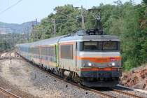 In Fahrtrichtung Nizza unterwegs ist am 29.06.2007 SNCF 22328 mit den - meiner Meinung nach - farblich gut abgestimmten ex-Corail Wagen. Der Zug h�rt damit auf den Namen  Corail-T�oz  und verkehrt zwischen Bordeaux und Nizza. Hier gesehen auf der K�stenstrecke in H�he von Agay-Anth�or. Die sehr luxuri�s eingerichteten Wagen verf�gen �ber Einzelsitzpl�tze und verkehren auf nicht-TGV-Strecken. (Dieser Text wurde auf Hinweis von Stefan Wohlfahrt �berarbeitet)