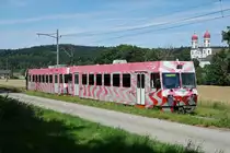 ALTES BIPPERLISI NACH WIE VOR UNENTBEHRLICH.
Wegen dem verunfallten und sehr stark beschädigten SOBA-STAR Be 4/8 114 musste kurzfristig für den Betrieb auf der kurzen Zweigstrecke Langenthal-St. Urban Ziegelei der Be 4/4 103, ehemals SZB, BTI einspringen. Wegen grossen und mehreren Baustellen an der Strecke Solothurn-Niederbipp mit Bahnersatz wurden die Fahrzeuge unüblich stationiert. Das Schwesterfahrzeug, der Be 4/4 104 wurde aus diesem Grund im Depot Wiedlisbach als eiserne Reserve abgestellt. Ab dem 14. Juli 2020 pendelt dadurch der Oldtimer mit Baujahr 1970 als Solotriebwagen zwischen Langenthal und St. Urban hin und her.
Infolge Überforderung, er ist schliesslich nicht mehr der Jüngste, musste am 18. Juli 2020 der Be 4/4 103 kurzfristig durch den im November 2013 von der Frauenfeld-Wil-Bahn/FWB übernommenen Pendelzug Bt 12 und Be 4/4 14 ausgewechselt werden. 
Foto: Walter Ruetsch 