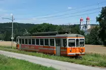 ALTES BIPPERLISI NACH WIE VOR UNENTBEHRLICH.
Wegen dem verunfallten und sehr stark beschädigten SOBA-STAR Be 4/8 114 musste kurzfristig für den Betrieb auf der kurzen Zweigstrecke Langenthal-St. Urban Ziegelei der Be 4/4 103, ehemals SZB, BTI einspringen. Wegen grossen und mehreren Baustellen an der Strecke Solothurn-Niederbipp mit Bahnersatz wurden die Fahrzeuge unüblich stationiert. Das Schwesterfahrzeug, der Be 4/4 104 wurde aus diesem Grund im Depot Wiedlisbach als eiserne Reserve abgestellt. Ab dem 14. Juli 2020 pendelt dadurch der Oldtimer mit Baujahr 1970 als Solotriebwagen zwischen Langenthal und St. Urban hin und her.
Infolge Überforderung, er ist schliesslich nicht mehr der Jüngste, musste am 18. Juli 2020 der Be 4/4 103 kurzfristig durch den im November 2013 von der Frauenfeld-Wil-Bahn/FWB übernommenen Pendelzug Bt 12 und Be 4/4 14 ausgewechselt werden. 
Foto: Walter Ruetsch 